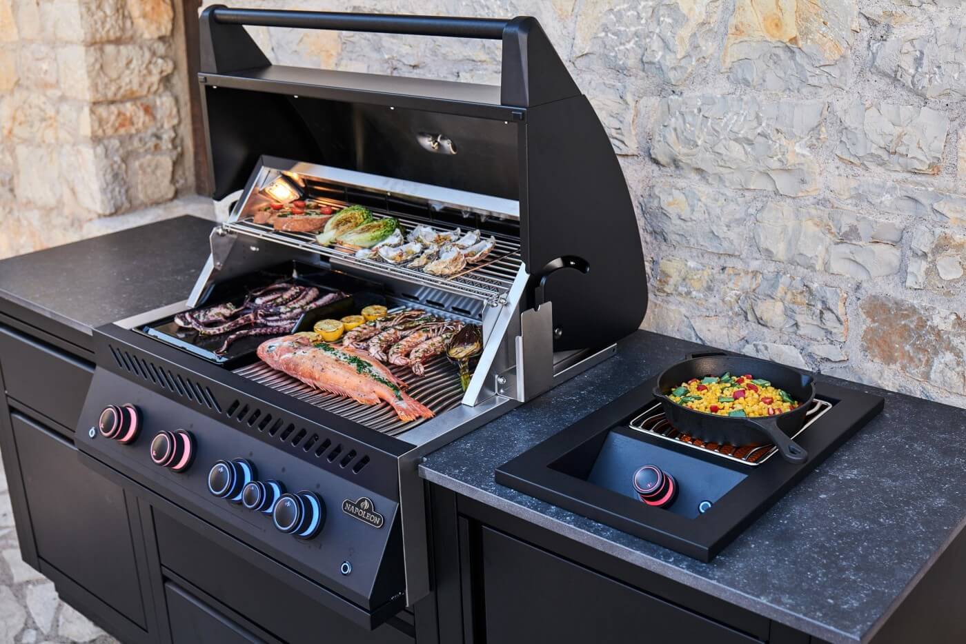 Napoleon OASIS™ 105 Outdoor-Küche, 32-Zoll-Einbaugrill der 700er-Serie, mattschwarz