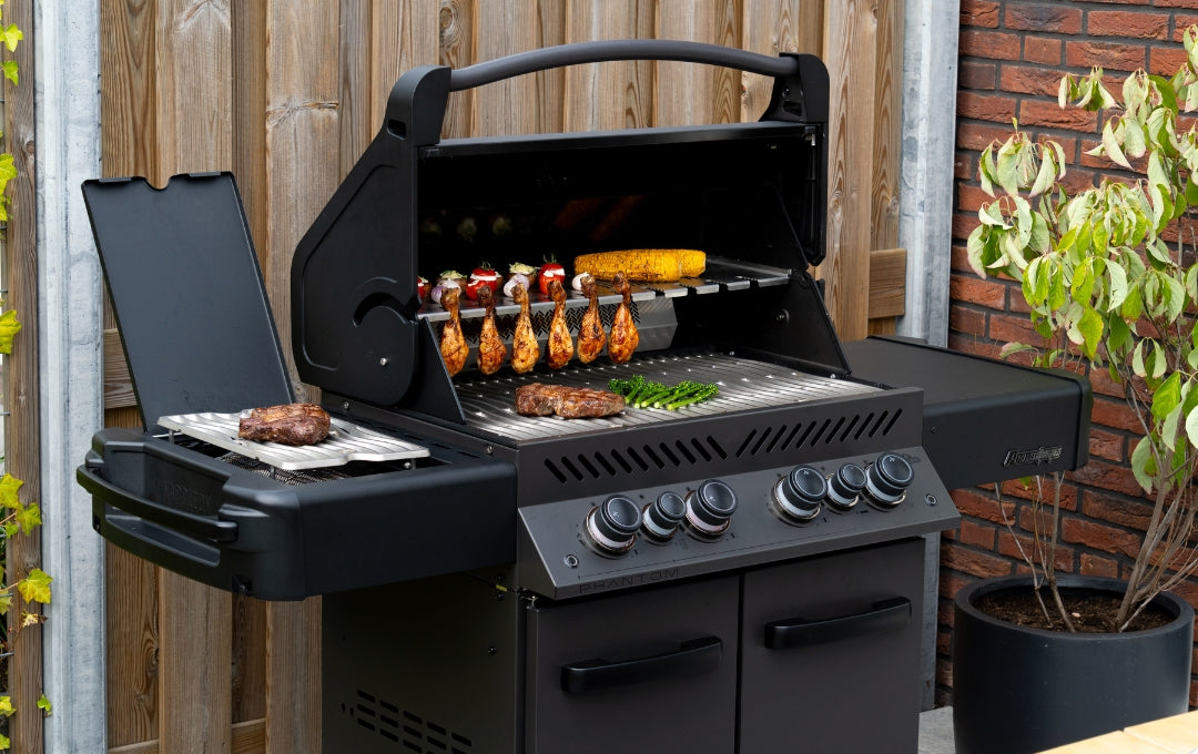 Luxus Edelstahl Outdoor Küche mit Gasgrill in stilvoller Gartenumgebung – perfekt für Grillabende