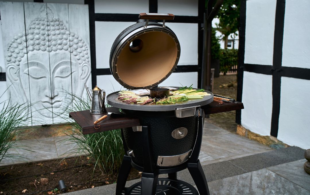  Hochwertiger Keramikgrill als Teil einer Outdoor Edelstahl Grillküche im exklusiven Design