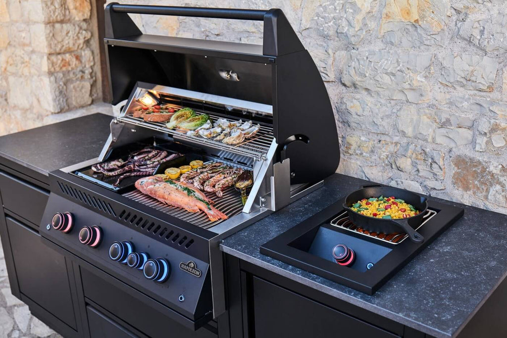Napoleon OASIS™ 105 Outdoor-Küche, 32-Zoll-Einbaugrill der 700er-Serie, mattschwarz